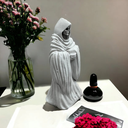 White Skull Statue Halloween Garden Decor Resin